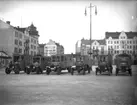 Busstationen på Järntorget. Sex omnibussar. 
Bussarna är från vänster: 
Fabrikat Stewart, reg.nr. T2210, registrerad 16 juni 1923, ägd av AB Omnibus, Örebro. 
Fabrikat Republic, reg.nr. T1971, registrerad 27 mars 1923, ägd av AB Omnibustrafik (John Tjernvik), Örebro. 
Fabrikat Republic, reg.nr. T1495, registrerad 28 april 1922, ägd av John Tjernvik, Örebro. 
Fabrikat T-Ford, reg.nr. T1516, registrerad 13 maj 1922, ägd av John Tjernvik, Örebro. 
Fabrikat T-Ford, reg.nr. T1484, registrerad 13 april 1922, ägd av John Tjernvik, Örebro. 
Fabrikat T-Ford, reg.nr. T1434, registrerad 25 januari 1922, ägd av John Tjernvik, Örebro.