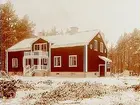 Envånings bostadshus med inredd vind, frontespis, veranda och balkong.
Almby Ålderdomshem.