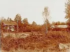 En och en halvvånings bostadshus med förstebro i snickarglädje, ekonomibyggnad.
Johan Asklöf
(Egnahemsnämnden)