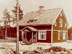 Envånings bostadshus med inredd vind, takkupa och förstebro.
V.E. Persson
(Egnahemsnämnden)