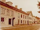 Tvåvånings bostadshus, hörnfastigheten Kungsgatan 19.
Nygatan mot väster vid Kungsgatan.
Fabrikör Johan Behrn