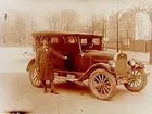 Personbil av märket Chevrolet 1923 eller 1924 års modell, en man vid bilen.