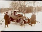 Personbil av märket Buick, T1205, två personer och en hund vid bilen.
G.A. Hellberg. 
Bilen är en 45 hästkrafters Buick som registrerades den 13:e juni 1921 och ägdes av Norra Bil- & Droskstation, S. Hellberg & Co, Örebro.