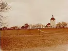 Stora Mellösa kyrka, kyrkobyggnad och tre bostadshus.
Beställningsnr: SM-129.