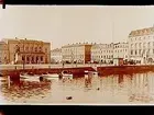 Stora Hamnkanalen mot Gustaf Adolfs Torg, båtar och bostadshus.