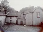 Vinkelbyggt tvåvånings bostadshus med trapphus och förstuga.
Vallinska gården.