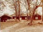 Envånings parstuga med två flyglar.
Bilden inköpt av Trafikförbundet 1933.
Oskar Karlsson