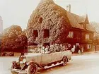 Burmeisterska huset i bakgrunden. Turistautomobil, öppen buss av märket Chevrolet.
Nr: 193.
Inköpt av Ångfartygs AB. Gotland.