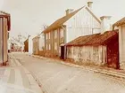 Träbebyggelse, en och en halv och tvåvånings bostadshus.
Kyrkogårdsgatan söderut.