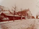 Träbodar och två och en halvvånings bostadshus.
Järnvägsgatan västerut från Slottsgatan