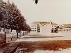 Karolinska skolan, trevånings skolbyggnad, envånings skolbyggnad.
Skolgårdsinteriör.
Reproduktion år 1934, efter en äldre bild.