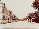 Tvåvånings bostadshus med tornhuv.
Kungsgatan mot norr från Rudbecksgatan.
Reproduktion efter en bild från omkring 1910.