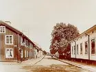 Tenngjutaregården till vänster på bilden.
Drottninggatan norrut från Södra Allén.
Reproduktion efter en bild tagen omkring 1900.