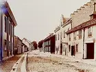 Drottninggatan söderut från Bondegatan, bostadshus.
Bilden är troligen en reproduktion (1934) efter en bild från ca 1903, tagen av fotograf Axel Barr.