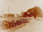 Naturbild, träd. Bostadshus och kyrka i bakgrunden.
Naturskyddsföreningen.
Dr. Broddeson
Två bilder på samma glasplåt.