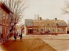 Torget, envånings bostadshus med inredd vind, frontespis och brutet tak, Henry Ekman Speceri och Kaffehandel.
Nr:179.