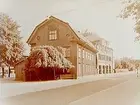 Tvåvånings träbyggnad med inredd vind, brutet tak.
Huset låg vid brandstationen och revs hösten 1936.