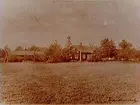 Bondgård.
Örebro Läns Hushållningssällskap.
(Två bilder på samma glasplåt)