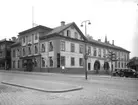 Tvåvånings bostadshus med inredd vind och frontespis.
AB Göteborgs Banken, Fenixhuset, m.m.