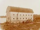 Hållnäs gamla sockenmagasin, byggnad med brutet tak med takhuvar.
Magasin (järnbod) i Ängskär, Hållnäs, Leufstabruks hamn. Magasinet uppfördes år 1758. Det ägdes och användes av Leufsta bruk (Lövsta bruk).