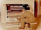 Montering av orgel. En man.
Direktör Gunnar Setterqvists Orgelfabrik.