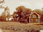 Hållnäs kyrka och Kommunalkontor.