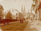 Enskilda Läroverket, tvåvånings skolbyggnad.
Domkyrkan i bakgrunden.