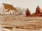 Börje kyrka, kyrkobyggnad och klockstapeln.