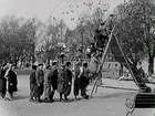 Oskarsparken, lekplatsen, kö vid rutschbanan, lekande barn.