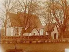 Stavby kyrka, kyrkobyggnad och stiglucka.