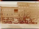Örebro Stads Brandkår, brandstation, tre ambulanser och tre brandbilar av märket Volvo på brandstationens gård.