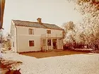 Tvåvånings bostadshus med veranda och balkong.
Agronom K.E. Karlsson