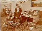 Rumsinteriör, en man.
Vicevärd C.O. Eklinds 60 årsdag.