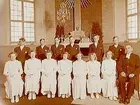 Konfirmander, 7 flickor, 6 pojkar och prosten Aveborg.
Interiör av Lillkyrka kyrka.