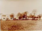 Gräve Folkskola, en och en halvvånings folkskolebyggnad med frontespis.
Gräve kyrka, kyrkobyggnad.