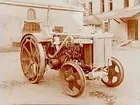 Gengasdriven traktor av märket: Fordson på gården av Kungsgatan 1. Gengascentralen.
Herr Vickman.