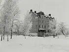 Stenhus i tre våningar.
United Shoe Machinery Company AB.
Motiv av en fabriksbyggnad.