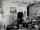 Trafikbiträdet J.S. Larssons 50 årsdag.
Rumsinteriör, en man.