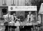 J.U.F:s  Jordbrukarnas ungdomsförbunds salustånd, alster från egen odling, två flickor och två pojkar.