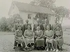 Bostadshus, familjegrupp 10 personer framför huset.
Mors 75 årsdag.