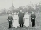 Hovsta kyrka i bakgrunden.
Konfirmander, 2 flickor, 2 pojkar och pastor Sven Ljunggren.