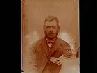 En man, bröstbild.
Fru Ester Karlsson