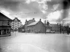 Våghustorget, Örebro, hörnet av Drottninggatan och Rudbecksgatan.
Tvåvånings bostadshus i trä och sten.