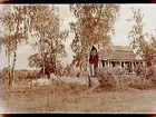 Envånings sommarstuga med stor veranda, inredd vind, i Ekeby. Fem personer på verandan.
Grosshandlare Gunnar Sjöholm, Östra Bangatan 26, Örebro.