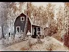 Envånings sommarstuga med stor veranda, inredd vind, i Ekeby. Fem personer vid bordet, framför stugan.
Grosshandlare Gunnar Sjöholm, Östra Bangatan 26, Örebro.