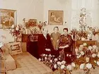 Trädgårdskonsulent Gunnar Anders 50 årsdag.
Rumsinteriör. Familjegrupp tre personer.
