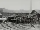 Tegelmästare J P Andersson, Vedevågs  
tegelfabrik, exteriör med ånglok och arbetare.
År 1901, riksutställning.