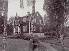 Villa Tyrishäll. Envånings trävilla med inredd vind och brutet tak, 3 takkupor, en frontéspis, burspråk, glasveranda, balkong. Redaktör Elof Ljunggren.