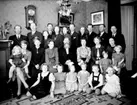 Rumsinteriör, släktgrupp 27 personer.
Köpman E. A. Vikströms 80 årsdag.