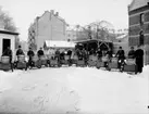 Örebro stads matinsamling, 14 trehjulingar.
Bostadshus i bakgrunden.